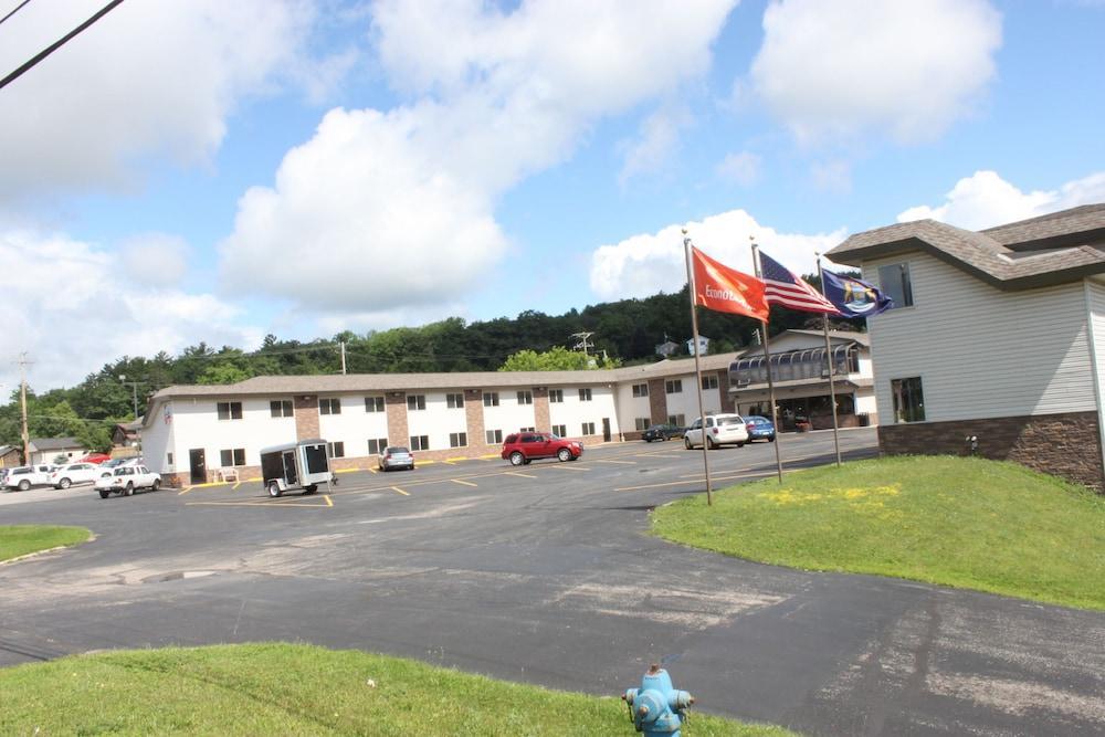 Baymont By Wyndham Iron Mountain Hotel Bagian luar foto