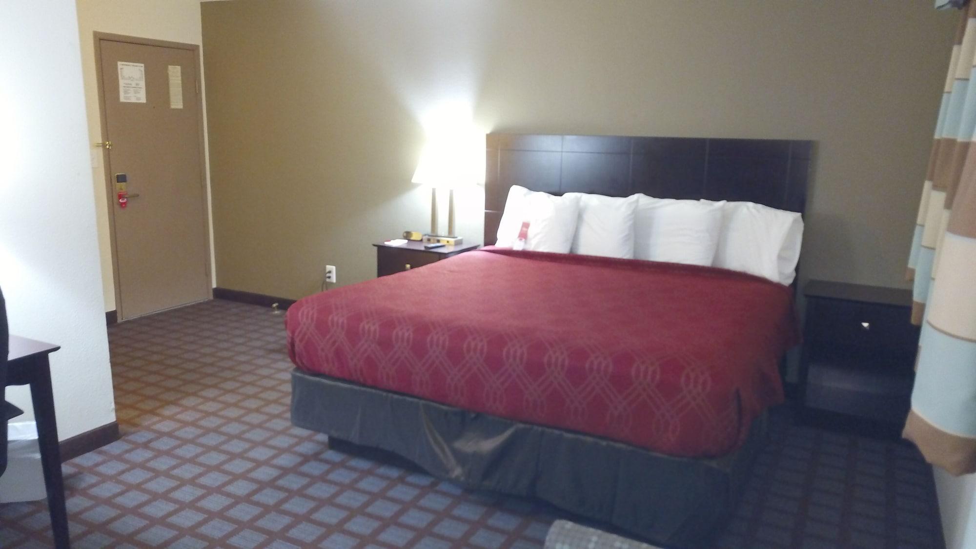 Baymont By Wyndham Iron Mountain Hotel Bagian luar foto