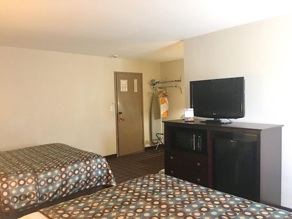 Baymont By Wyndham Iron Mountain Hotel Bagian luar foto