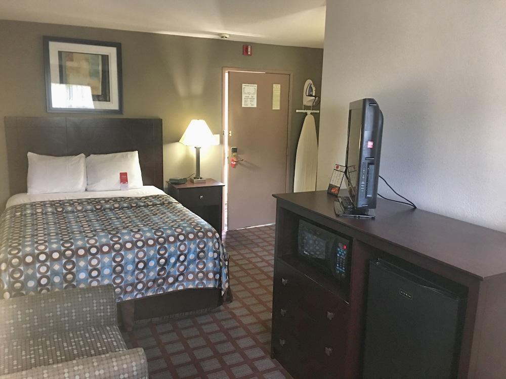 Baymont By Wyndham Iron Mountain Hotel Bagian luar foto