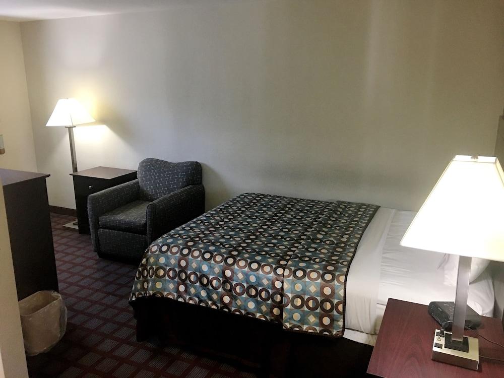 Baymont By Wyndham Iron Mountain Hotel Bagian luar foto