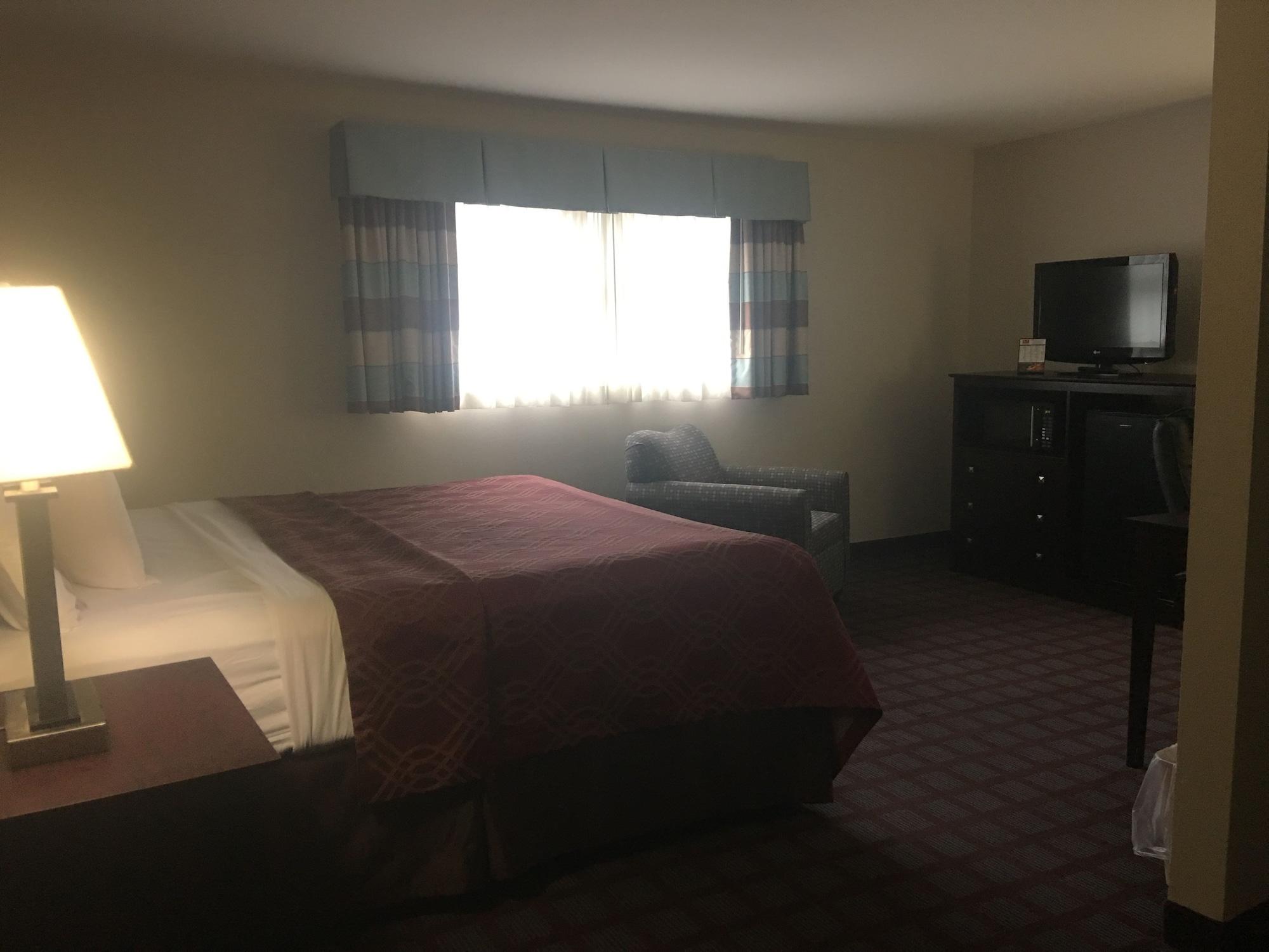 Baymont By Wyndham Iron Mountain Hotel Bagian luar foto