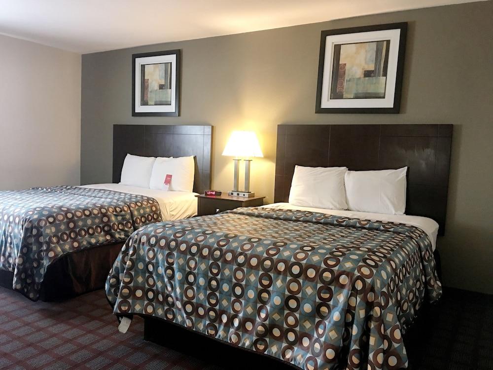 Baymont By Wyndham Iron Mountain Hotel Bagian luar foto