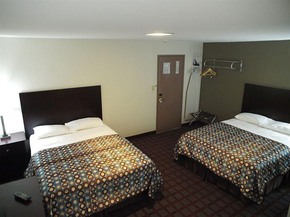 Baymont By Wyndham Iron Mountain Hotel Bagian luar foto