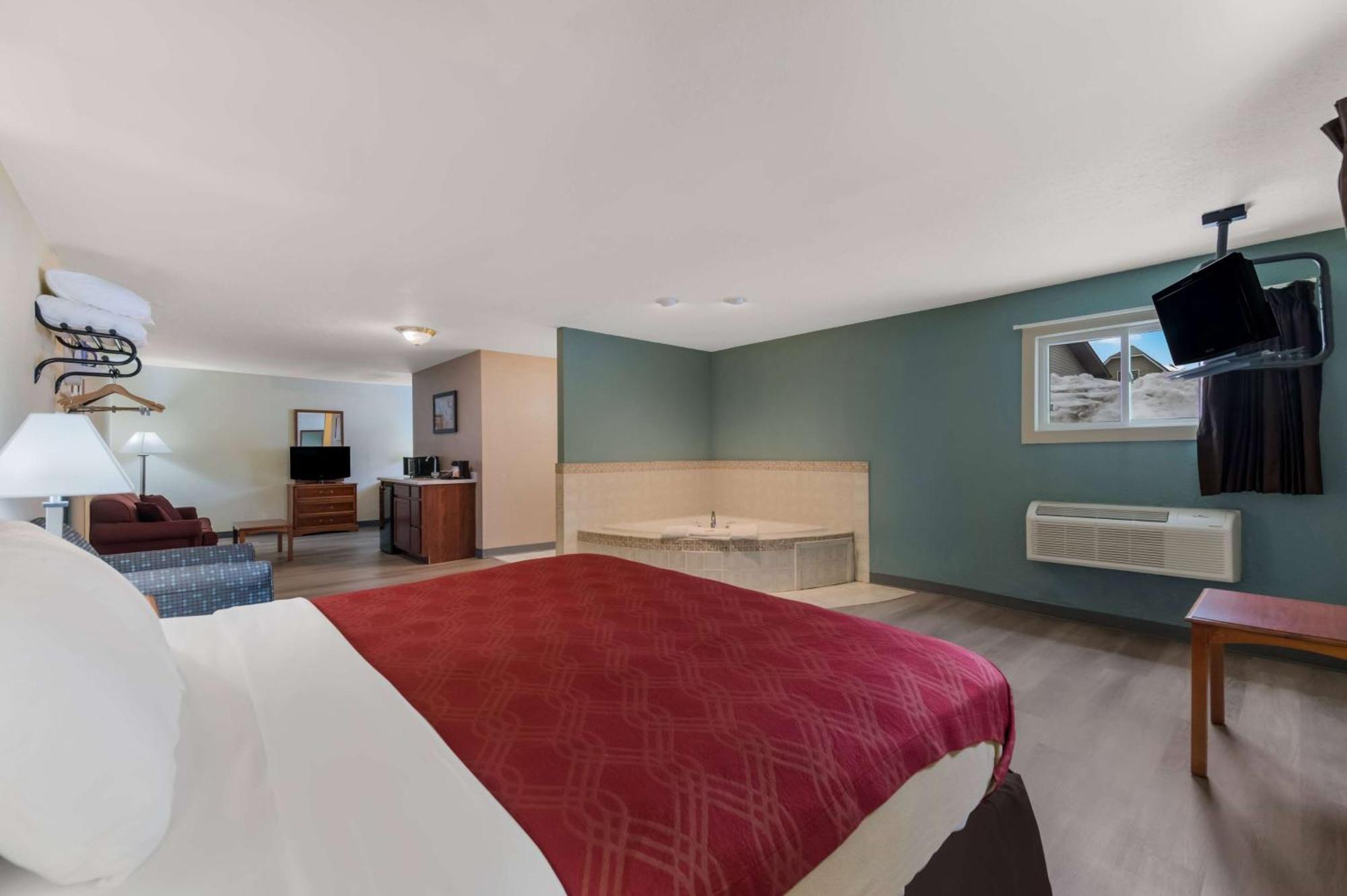 Baymont By Wyndham Iron Mountain Hotel Bagian luar foto