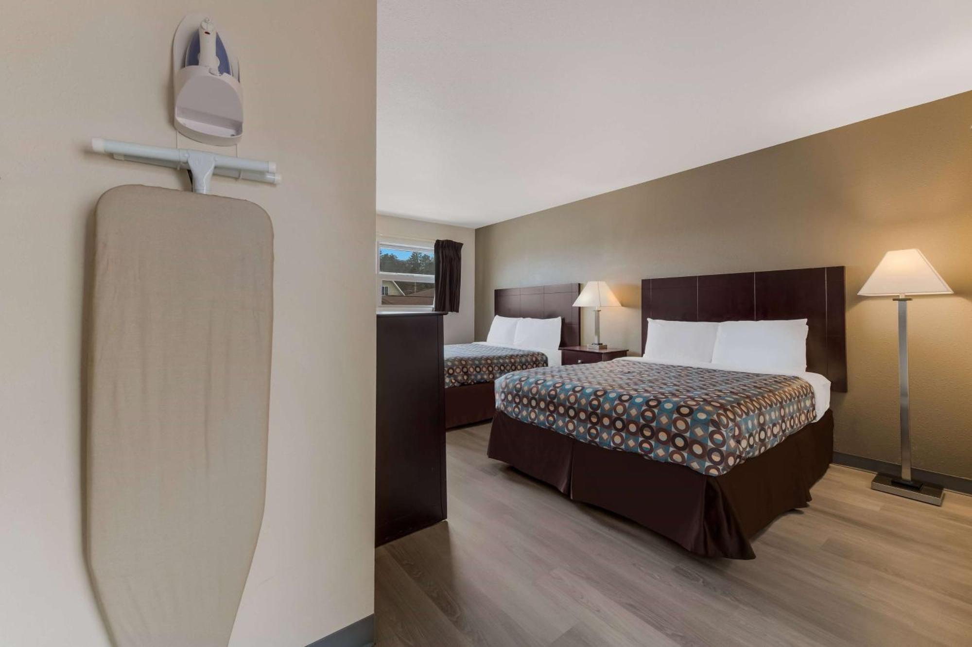 Baymont By Wyndham Iron Mountain Hotel Bagian luar foto