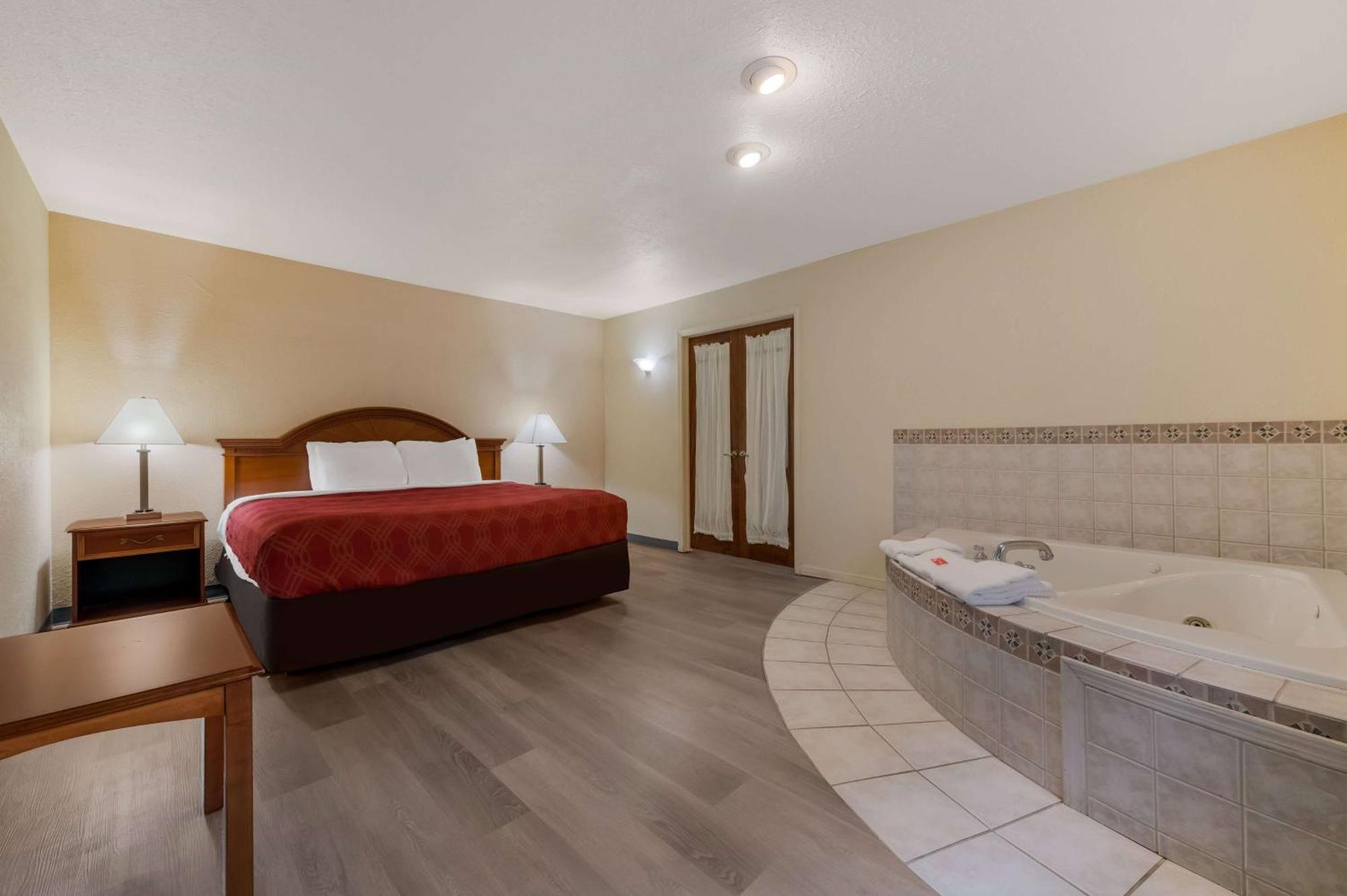 Baymont By Wyndham Iron Mountain Hotel Bagian luar foto