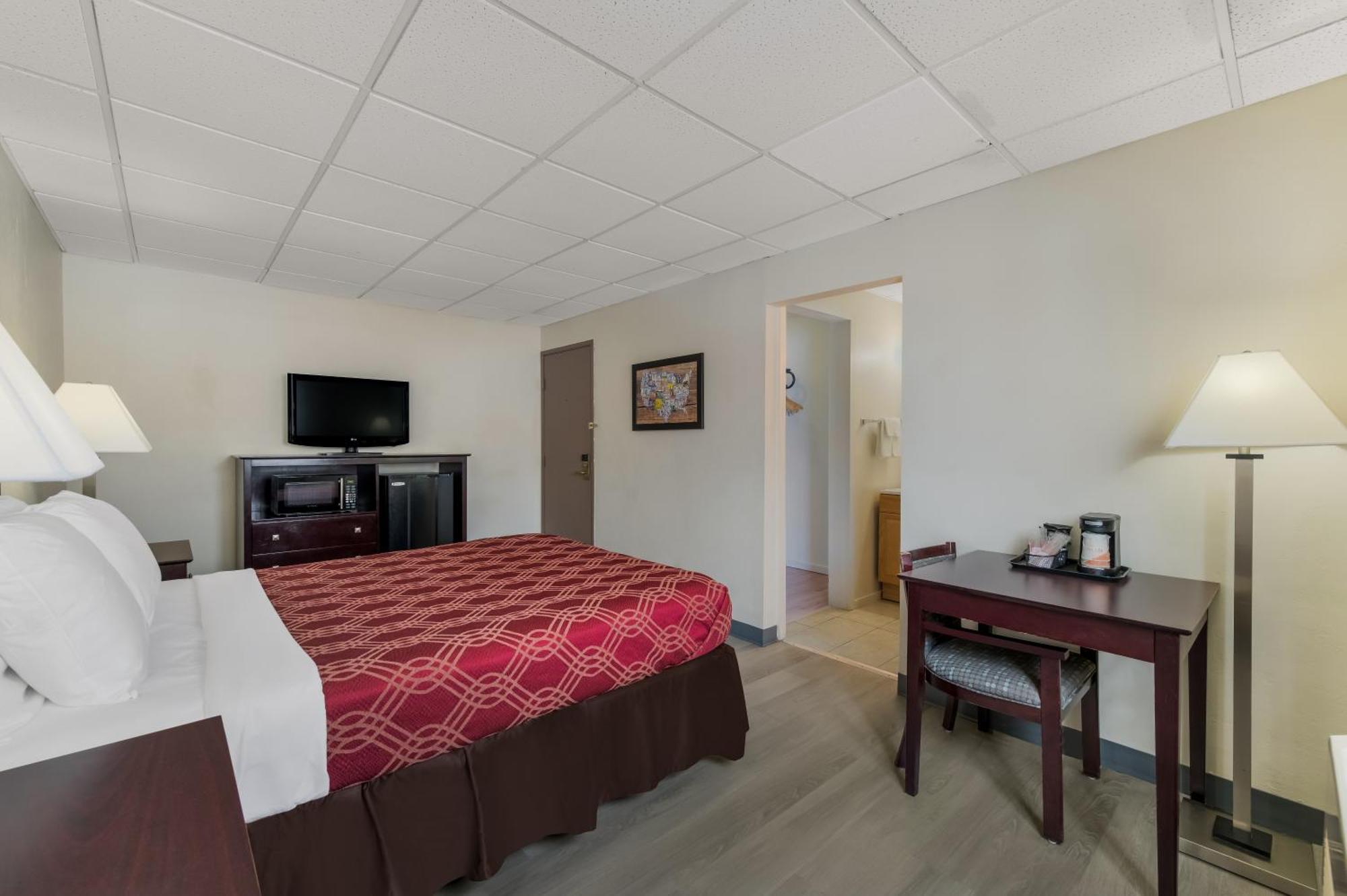 Baymont By Wyndham Iron Mountain Hotel Bagian luar foto