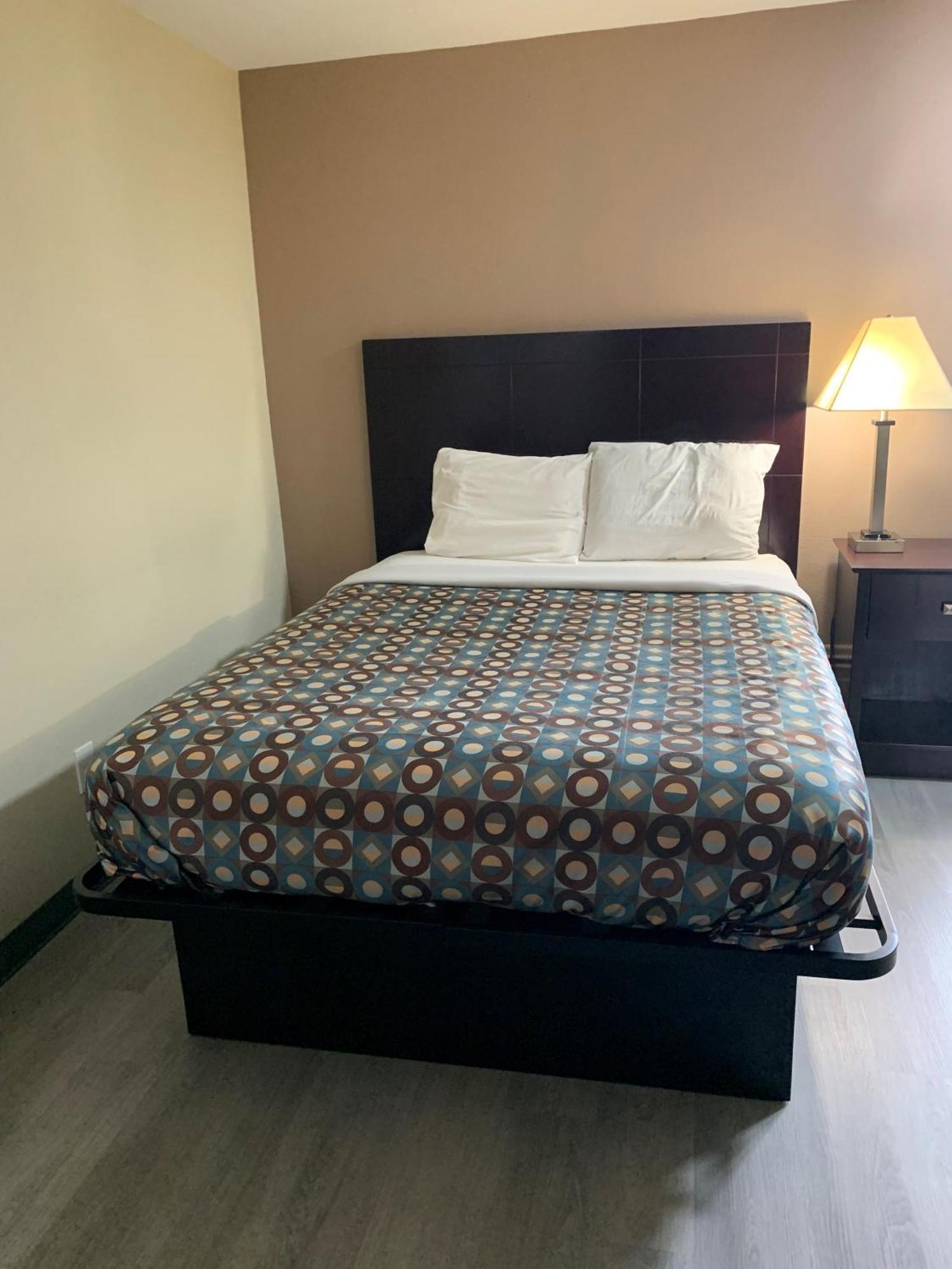 Baymont By Wyndham Iron Mountain Hotel Bagian luar foto
