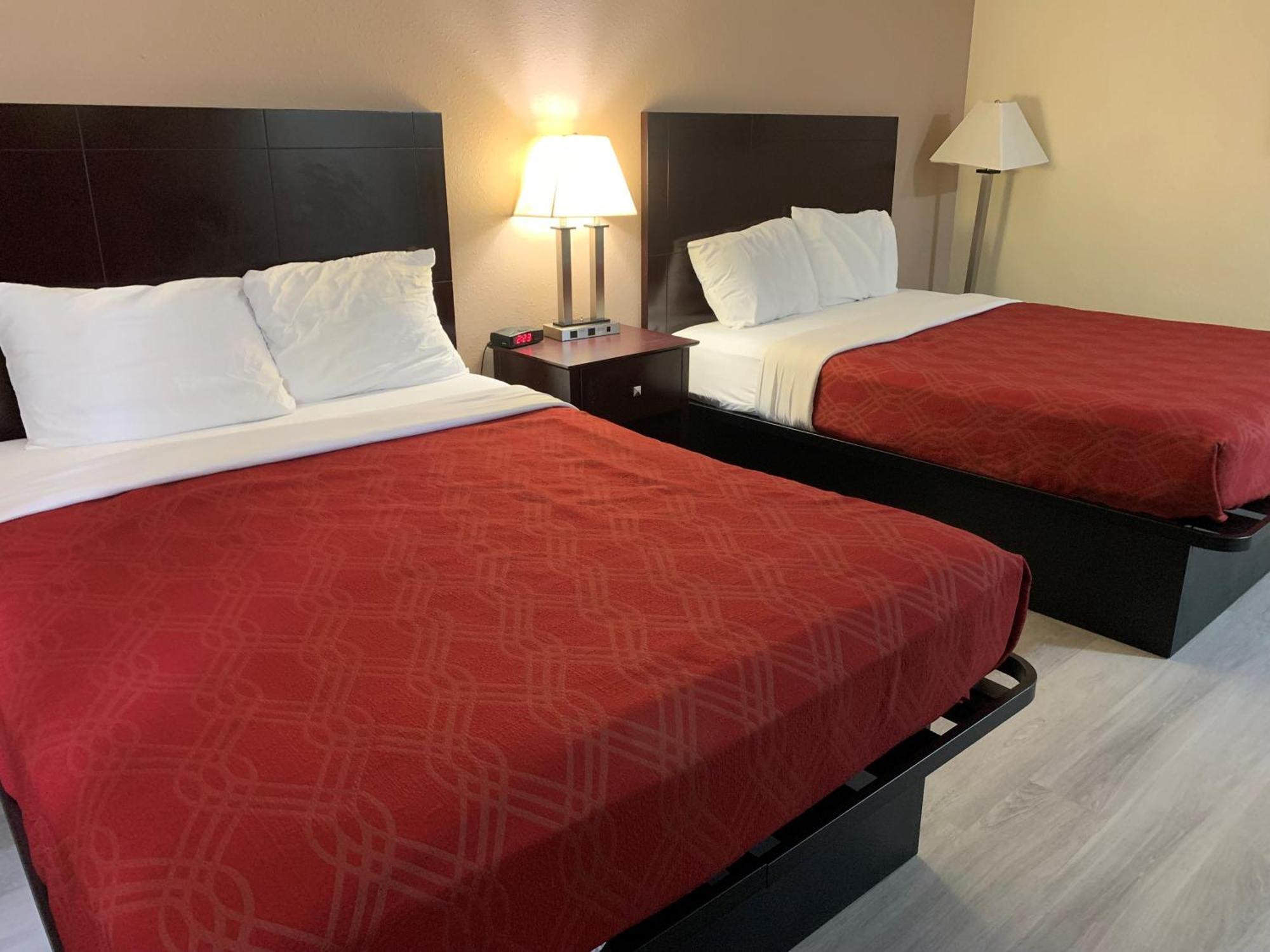 Baymont By Wyndham Iron Mountain Hotel Bagian luar foto