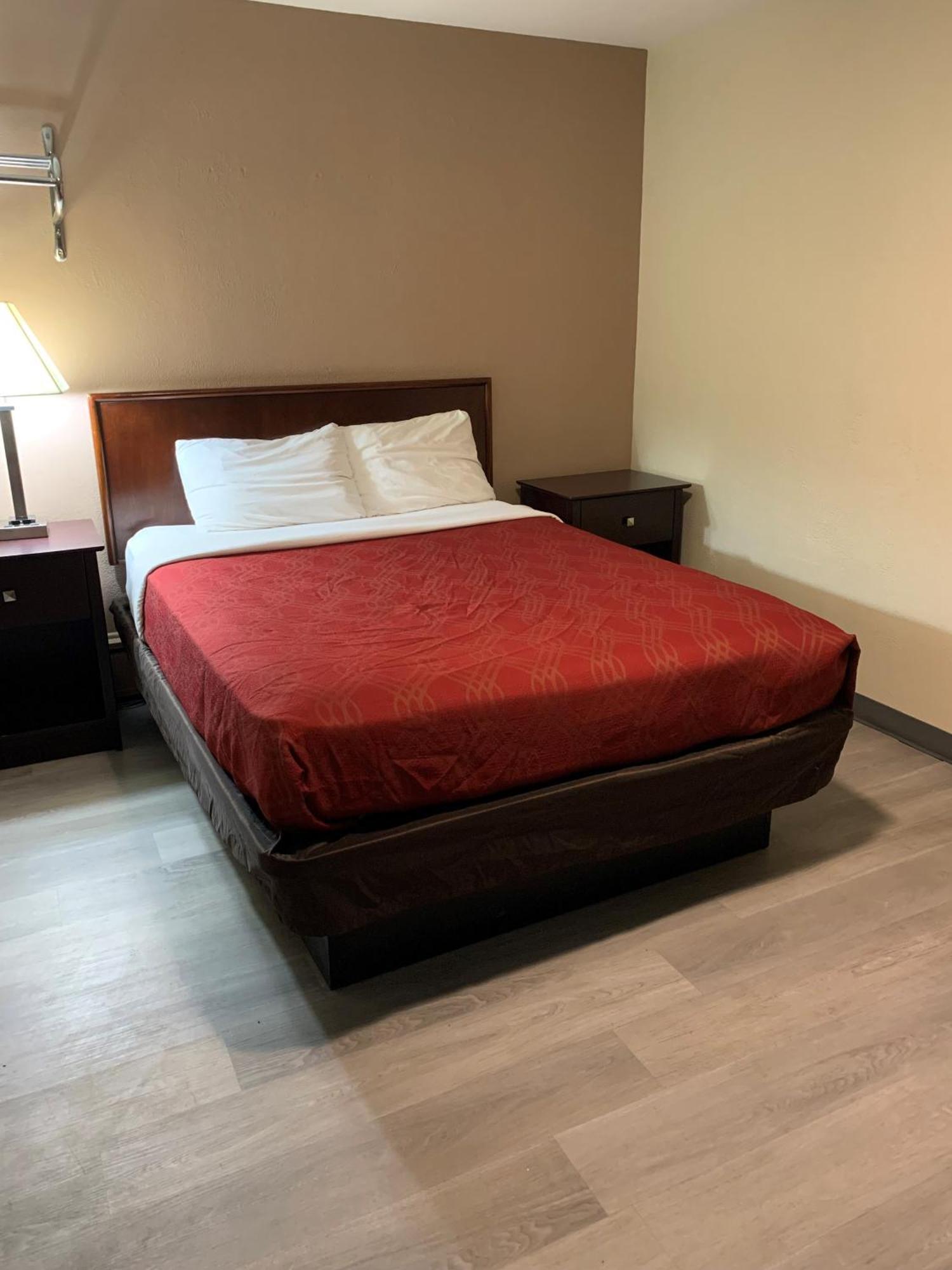 Baymont By Wyndham Iron Mountain Hotel Bagian luar foto